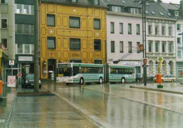 Gelenkobus Nr. 030 vom österreichischen
Typ ÖAF Gräf & Stift NGE 152 M17 in Solingen